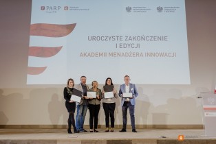 Wręczenie certyfikatu za udział w projekcie Akademia Menadżera Innowacji
